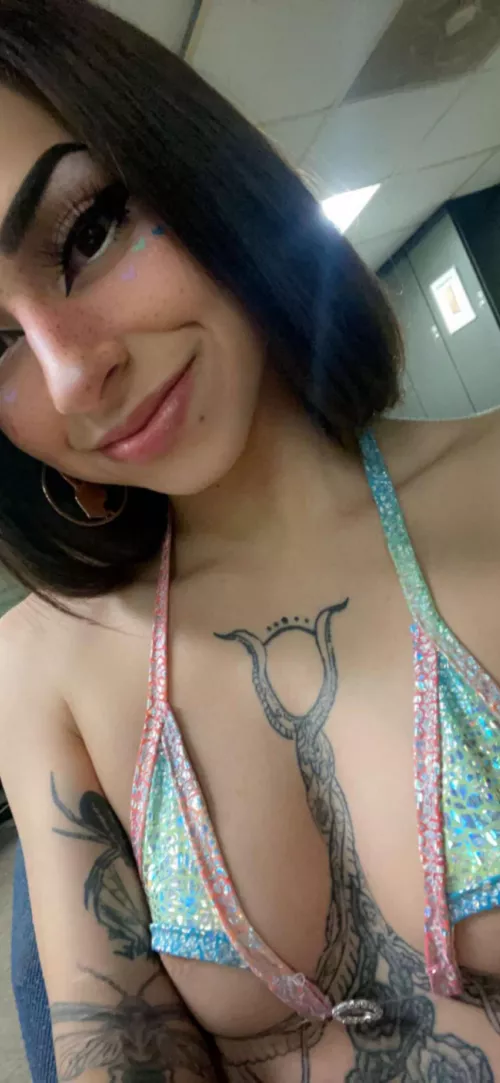 Who wants to cum on my tits?🤔