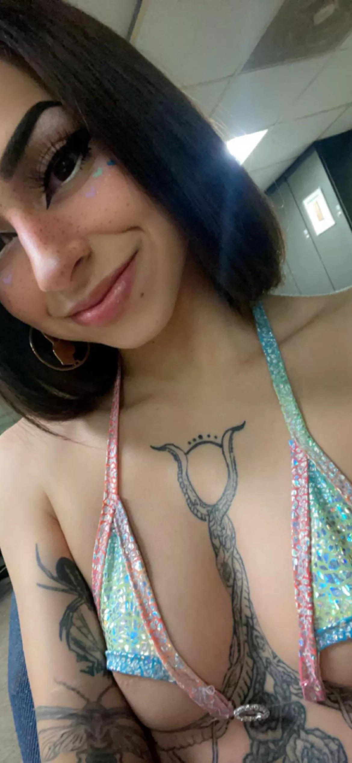 Who wants to cum on my tits?🤔