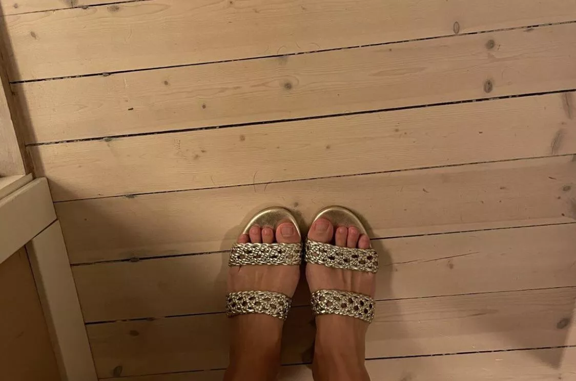 Who wants to lick my toes? 😈