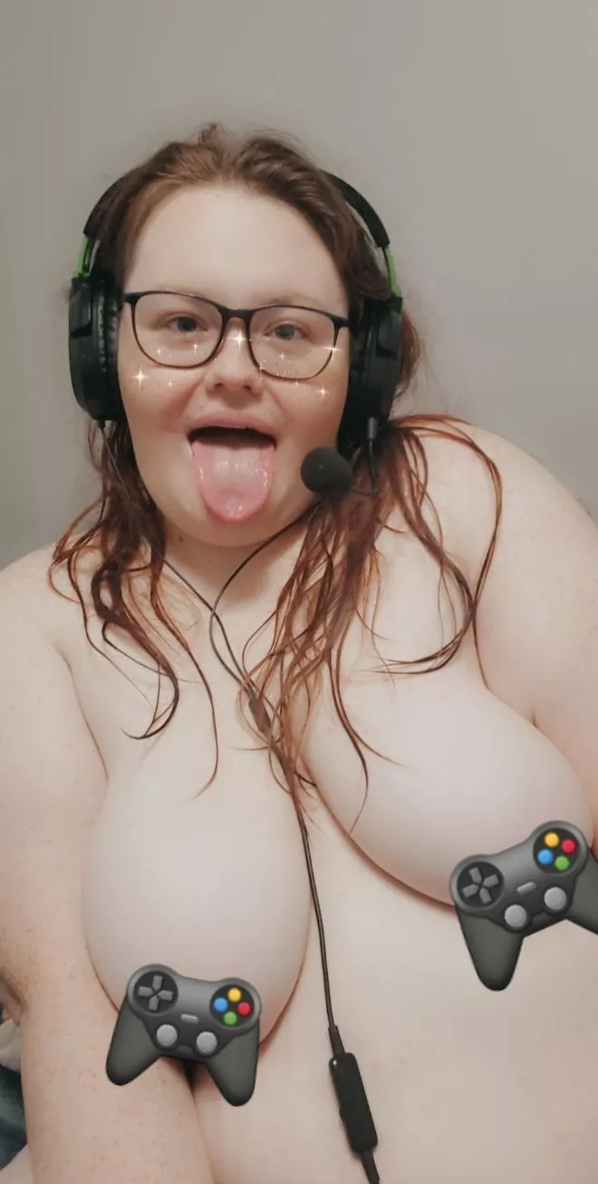 Big Fat Nerdy Girl, 🤓 Come Play with me while I play games 😉