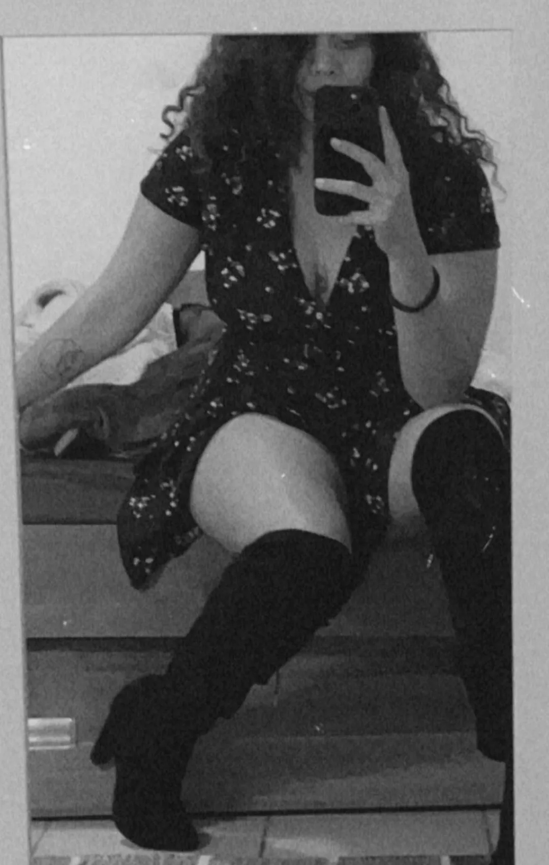 [F] just a quick mirror selfie 😈