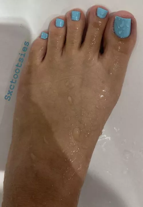 Fresh pedi. Do you like this colour? 💙