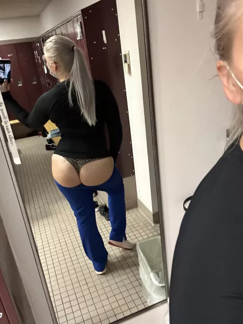 I really don’t want to work tonight. Someone cum save this 🍑