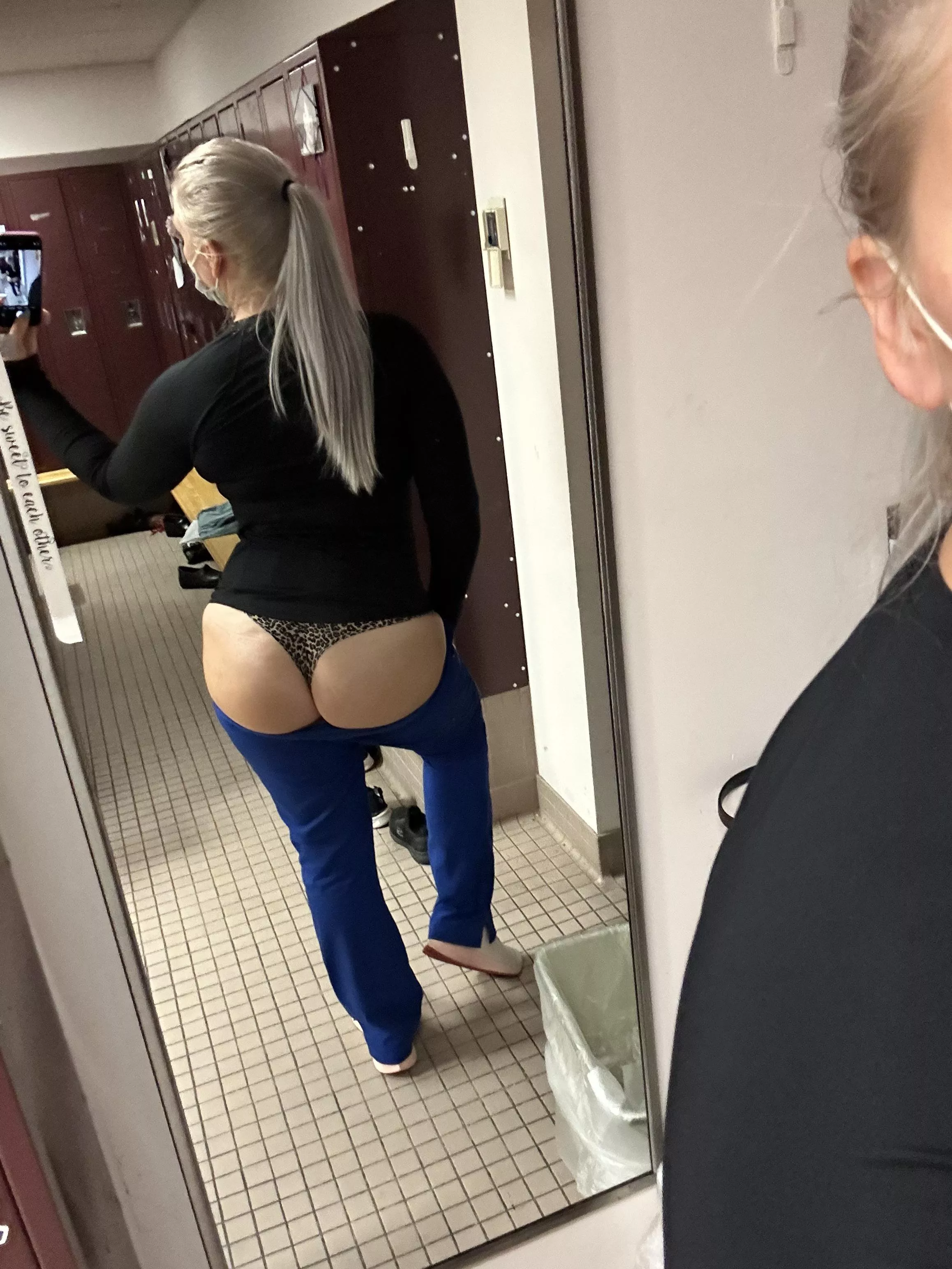 I really don’t want to work tonight. Someone cum save this 🍑