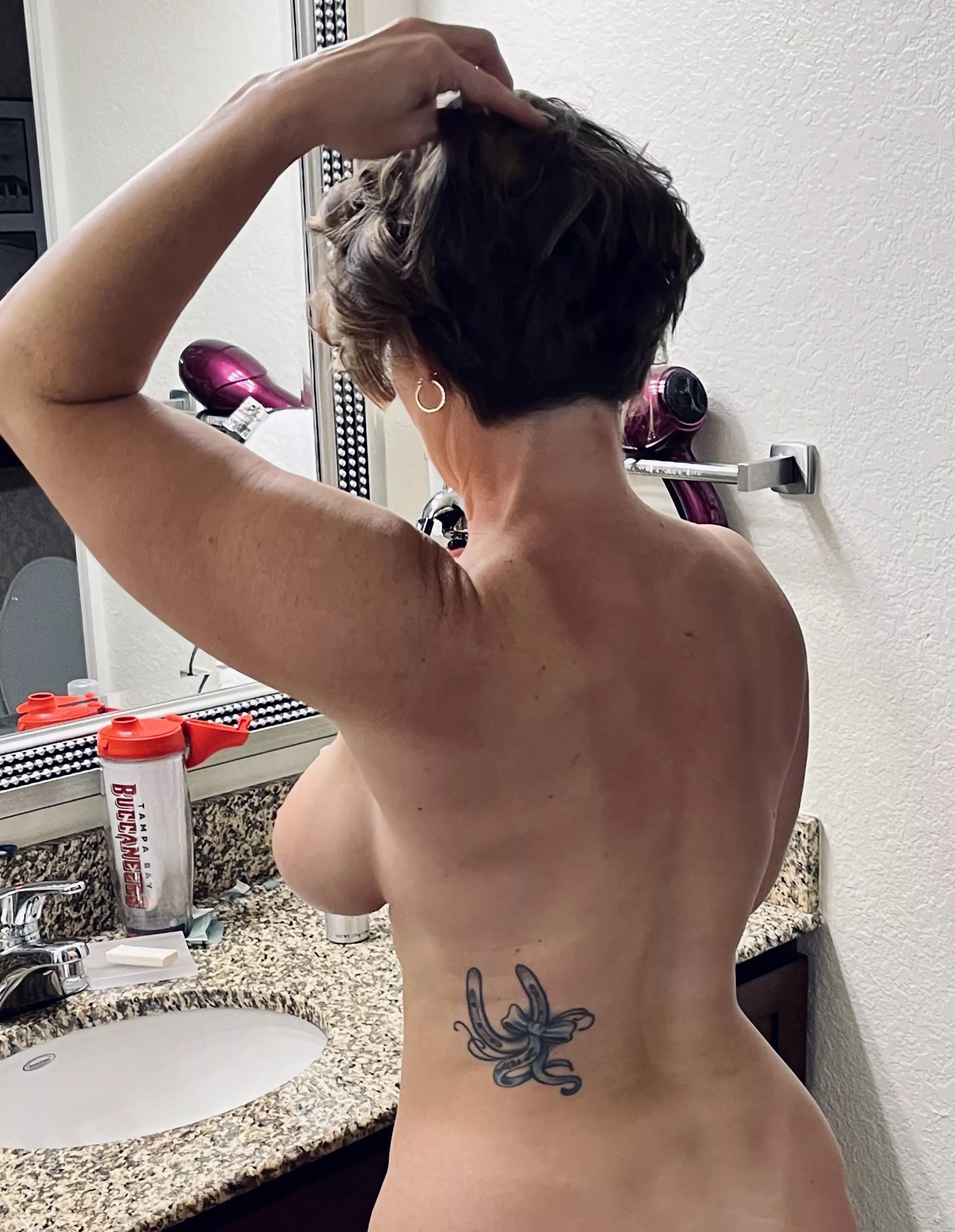 Just over here doing the hair! Happy Tuesday 💋