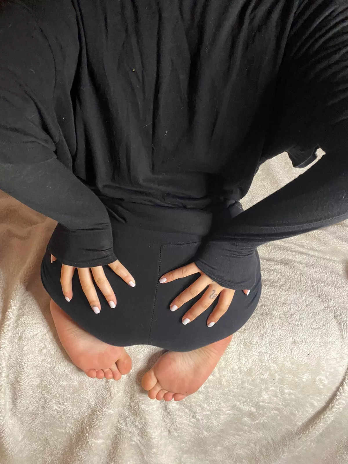 look ass and feet 🖤🤤