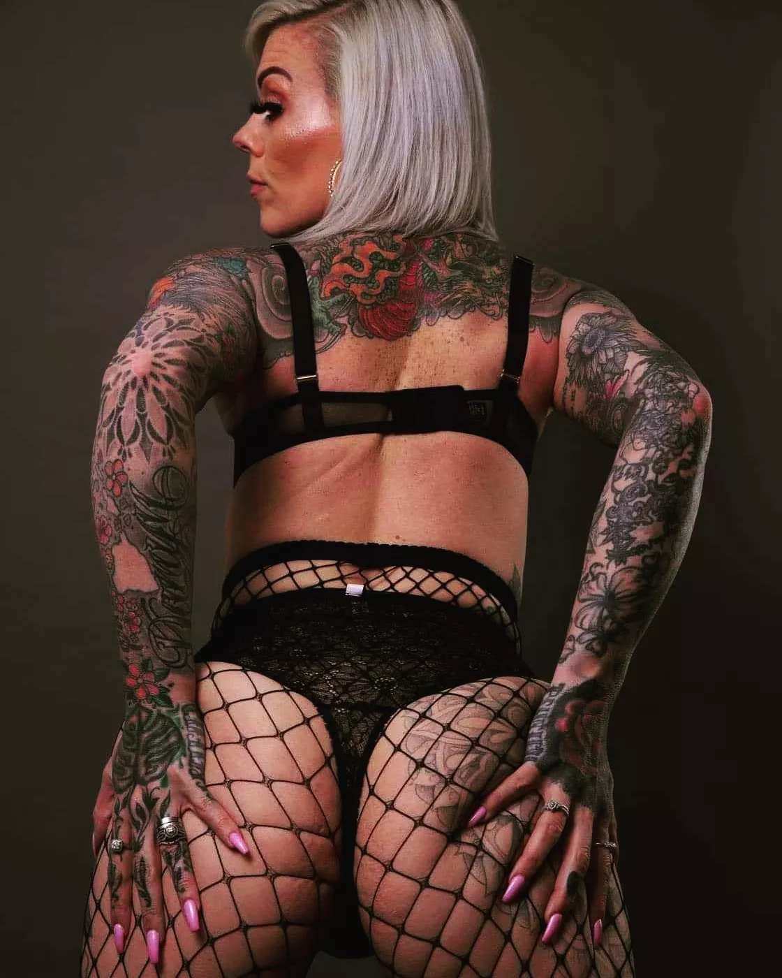 Meet the tatted MILF nextdoor 😈💋
