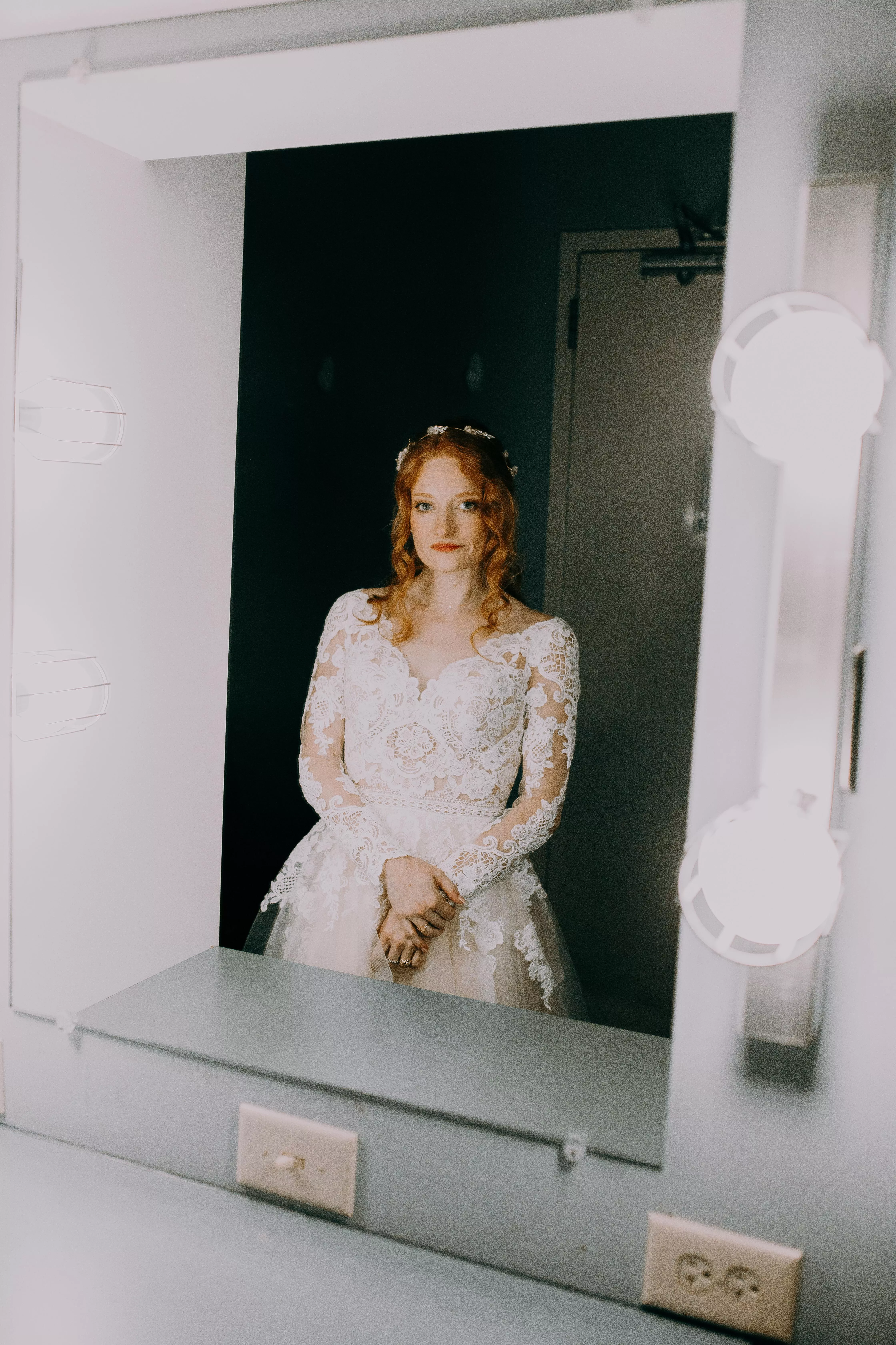 Red hair and pale skin- giving me Victorian vibes 🔥👸🏼