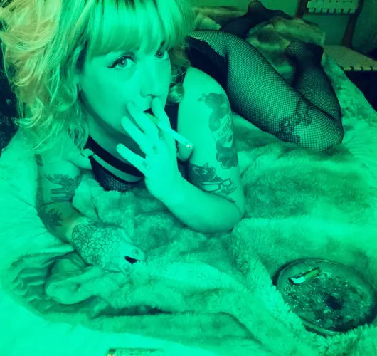 Who doesn’t love a smoke in bed?