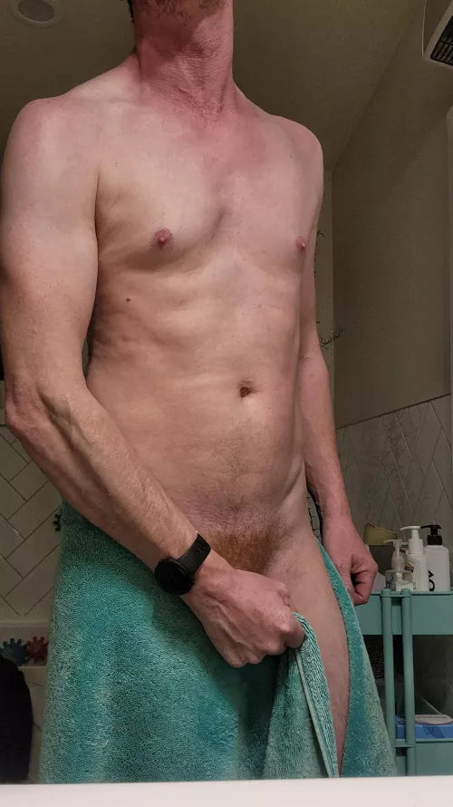 By the looks of that grip I'm either flexing to within an inch of my life, or I REALLY don't wanna drop that towel