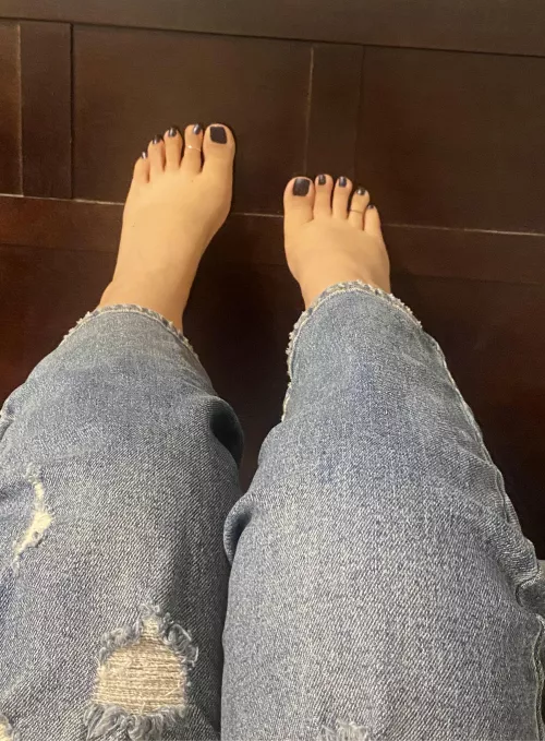 can i put my toes in your mouth ? 😋