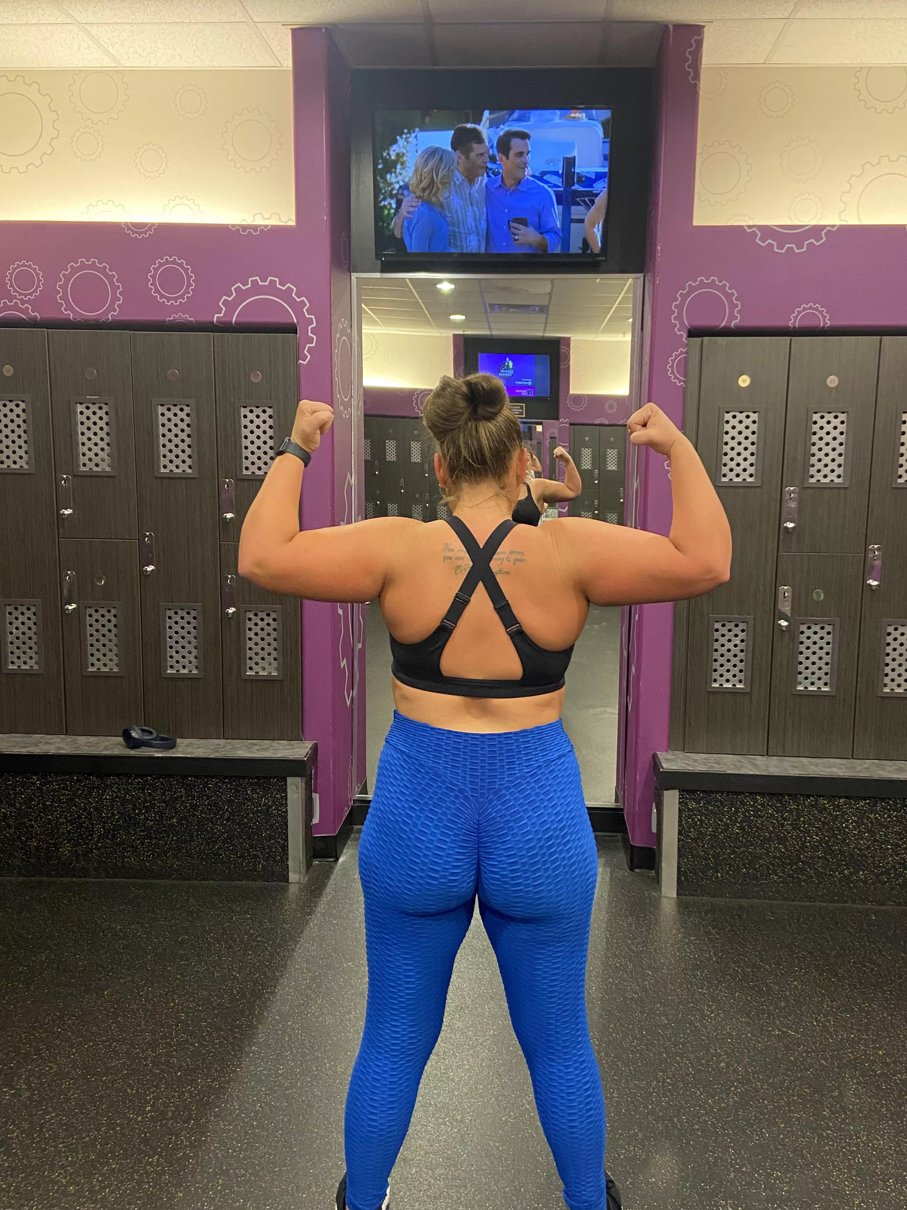 Come hangout with me and make my day by being my first subscriber(it’s FREE)! I got a FAT ass that I’m ready to shake for ya, and open to requests of any kind! 😘