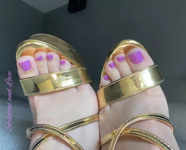 Delicious toes 💜