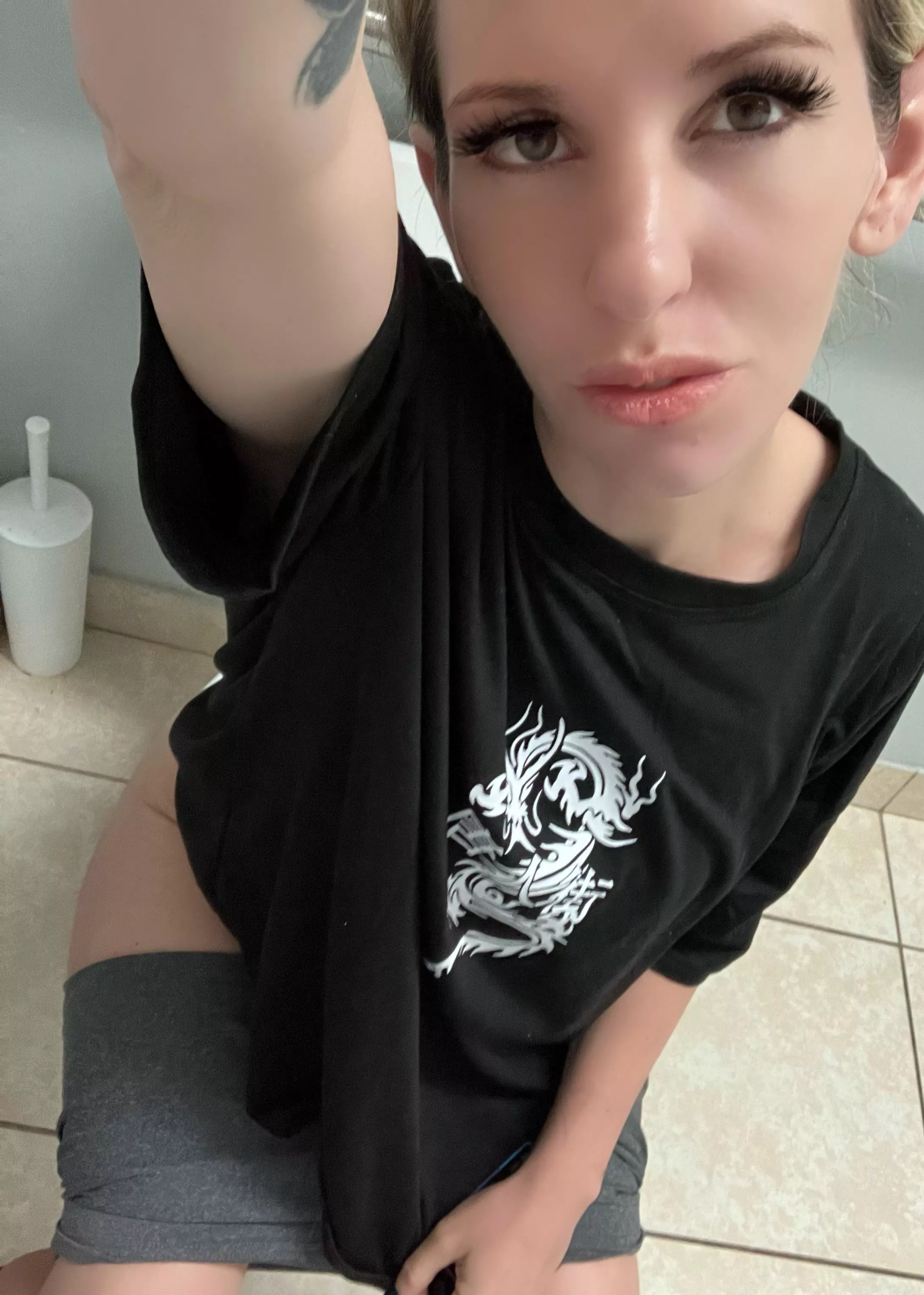 Hump day on the toilet 🚽