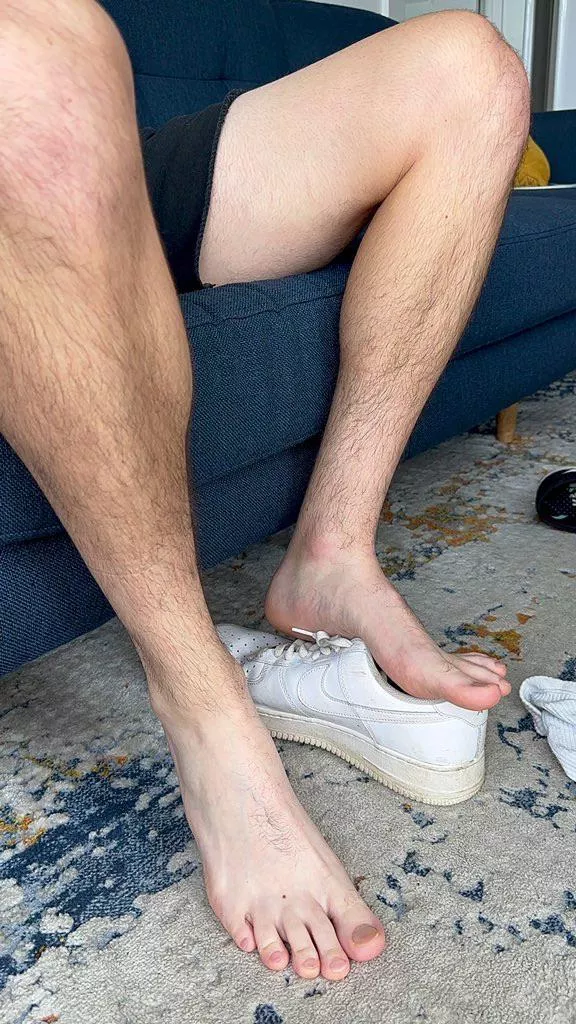 I want to crush someone between these thighs. Any volunteers who want to feel my thick legs and perfect feet all over them? 🦵🏼😏🦶🏼