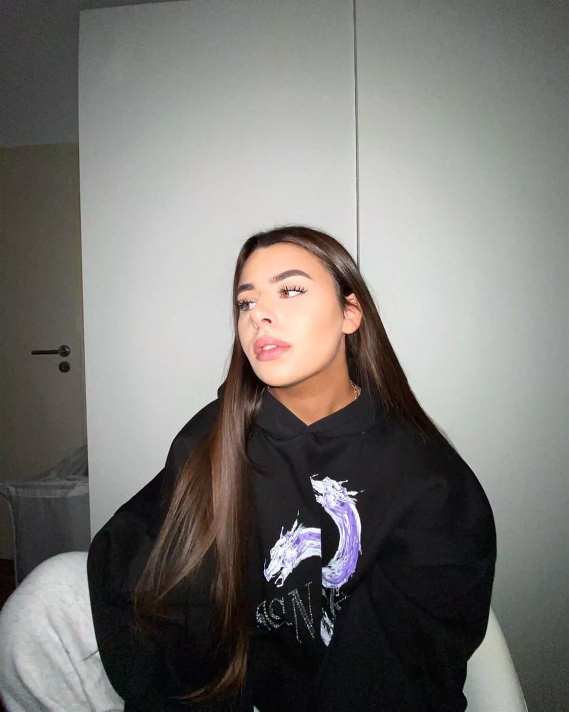 Need someone which will jerk off to her fast!