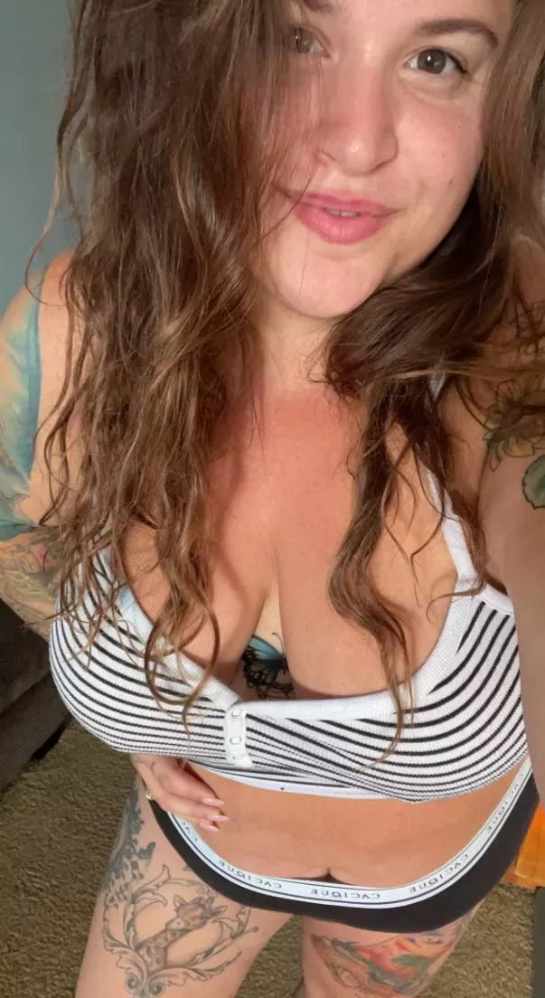 rise and shine , wake up with this sexy bbw and all of my curves covered in tattoos !