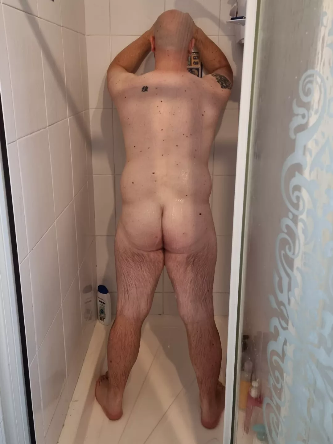 Who wants to scrub my back? I will repay the favour😉