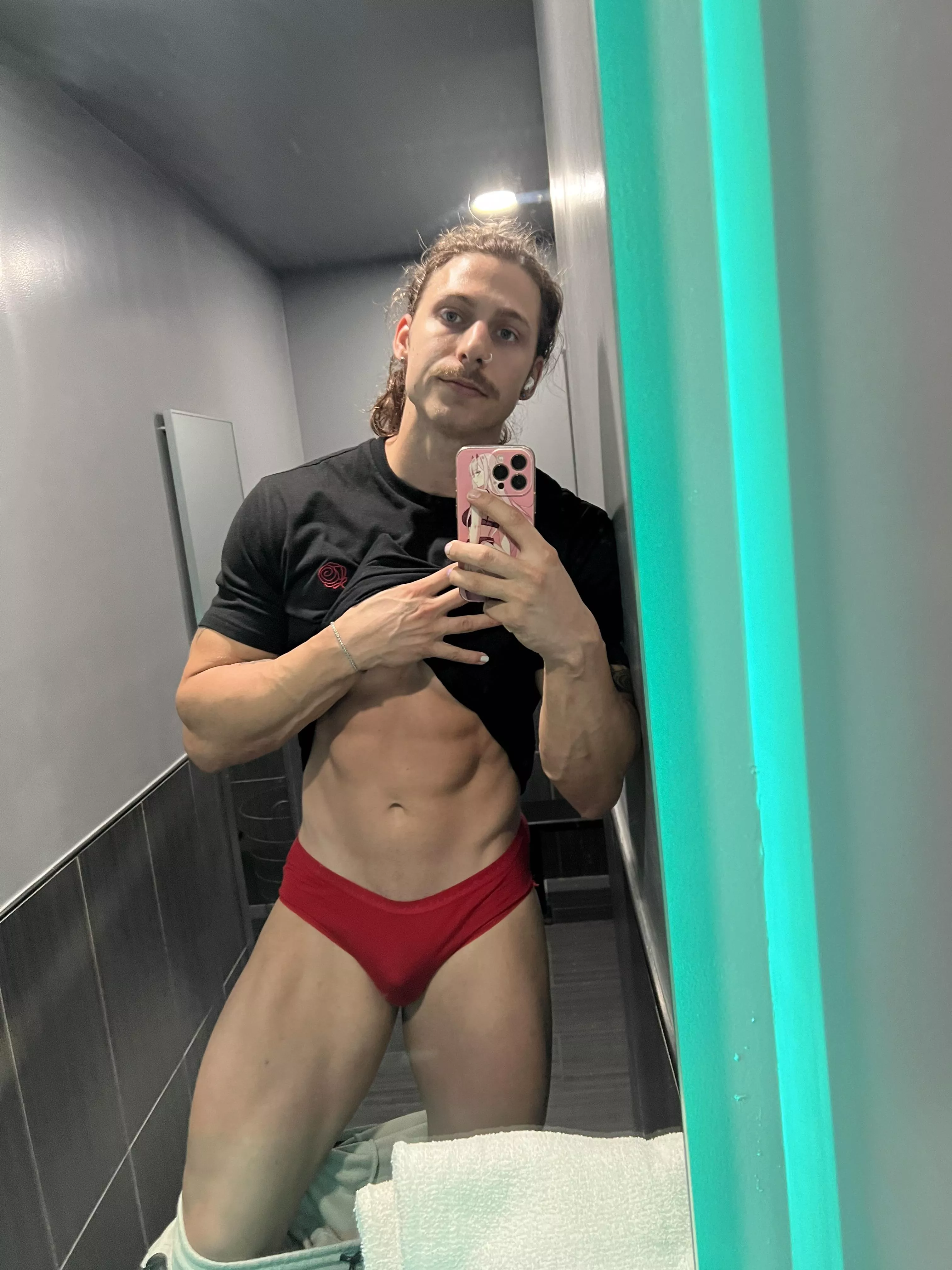 You like this red color on me?