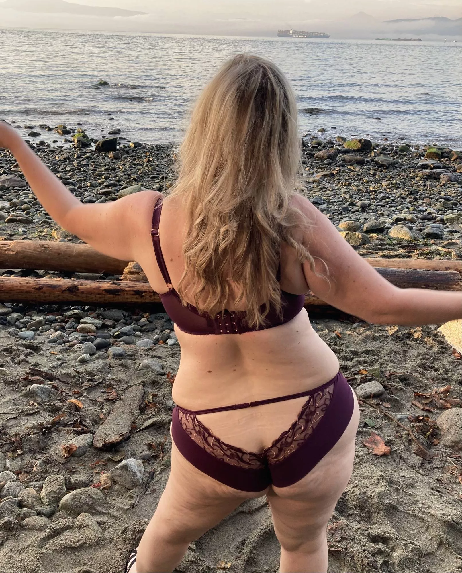 (42) Enjoying the sunset in my lingerie 💋