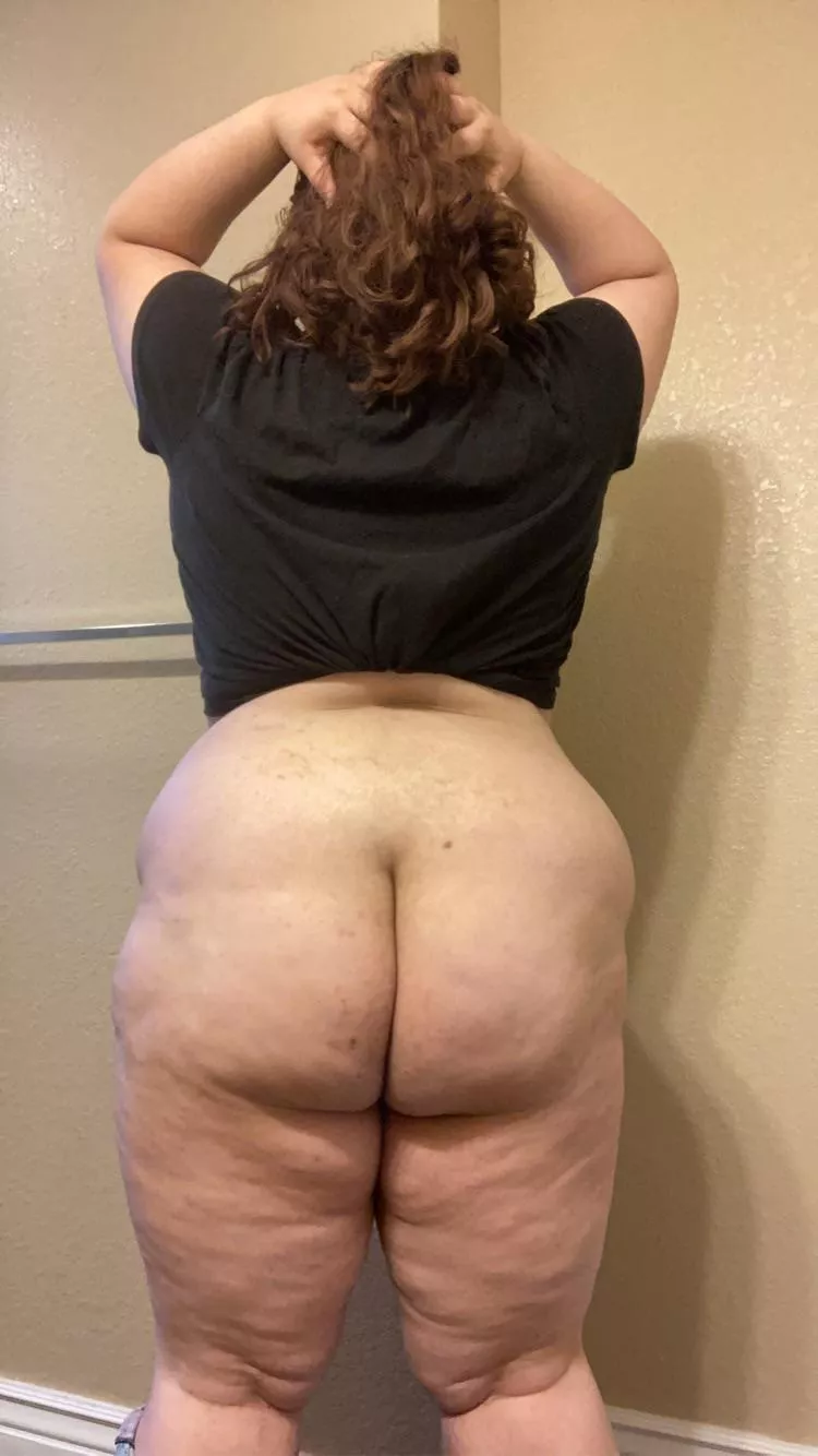 A view of me from this morning putting my hair up 😋