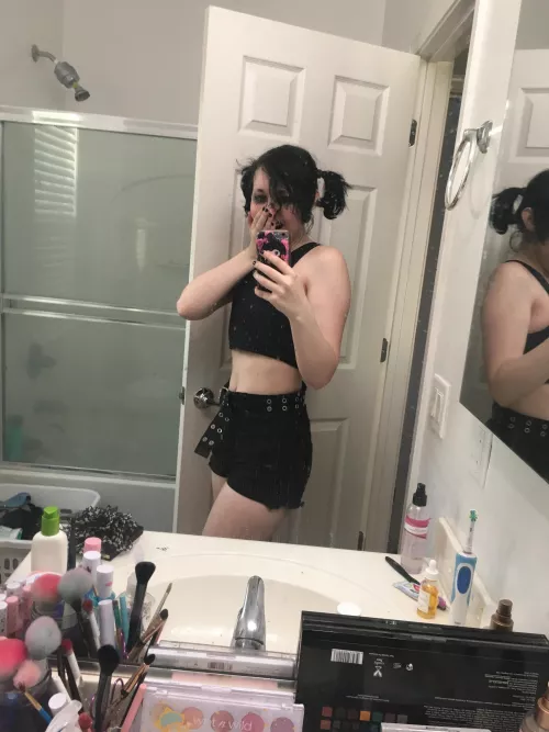 Aaaaa it came I got my binder eeee I have a cute flat femboy chest