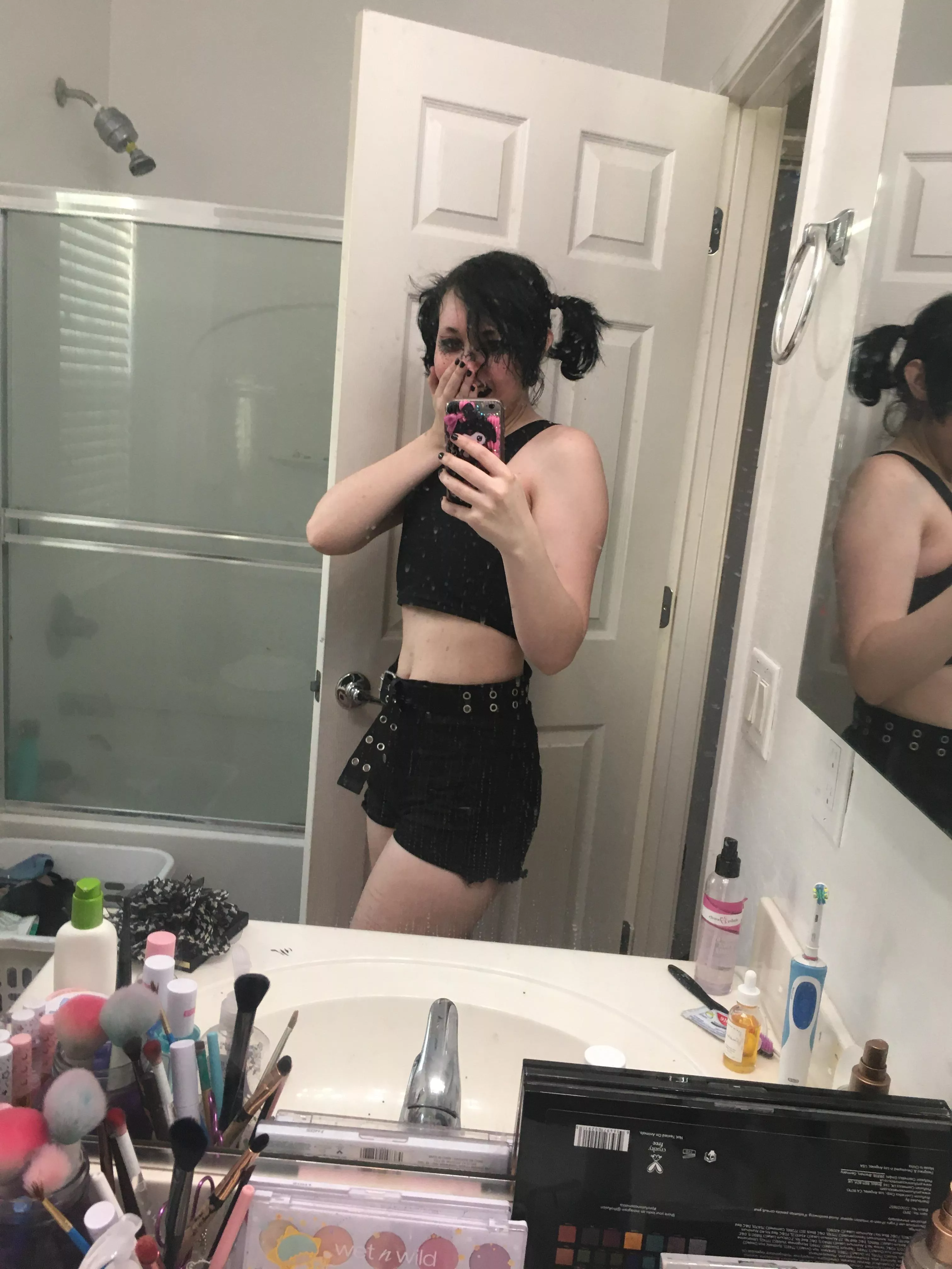 Aaaaa it came I got my binder eeee I have a cute flat femboy chest