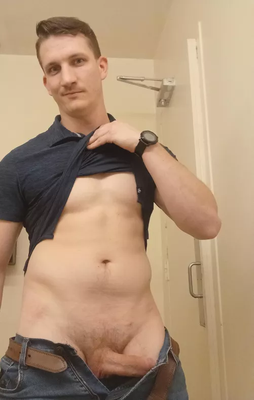 Come sneak off to the bathroom with me 😏