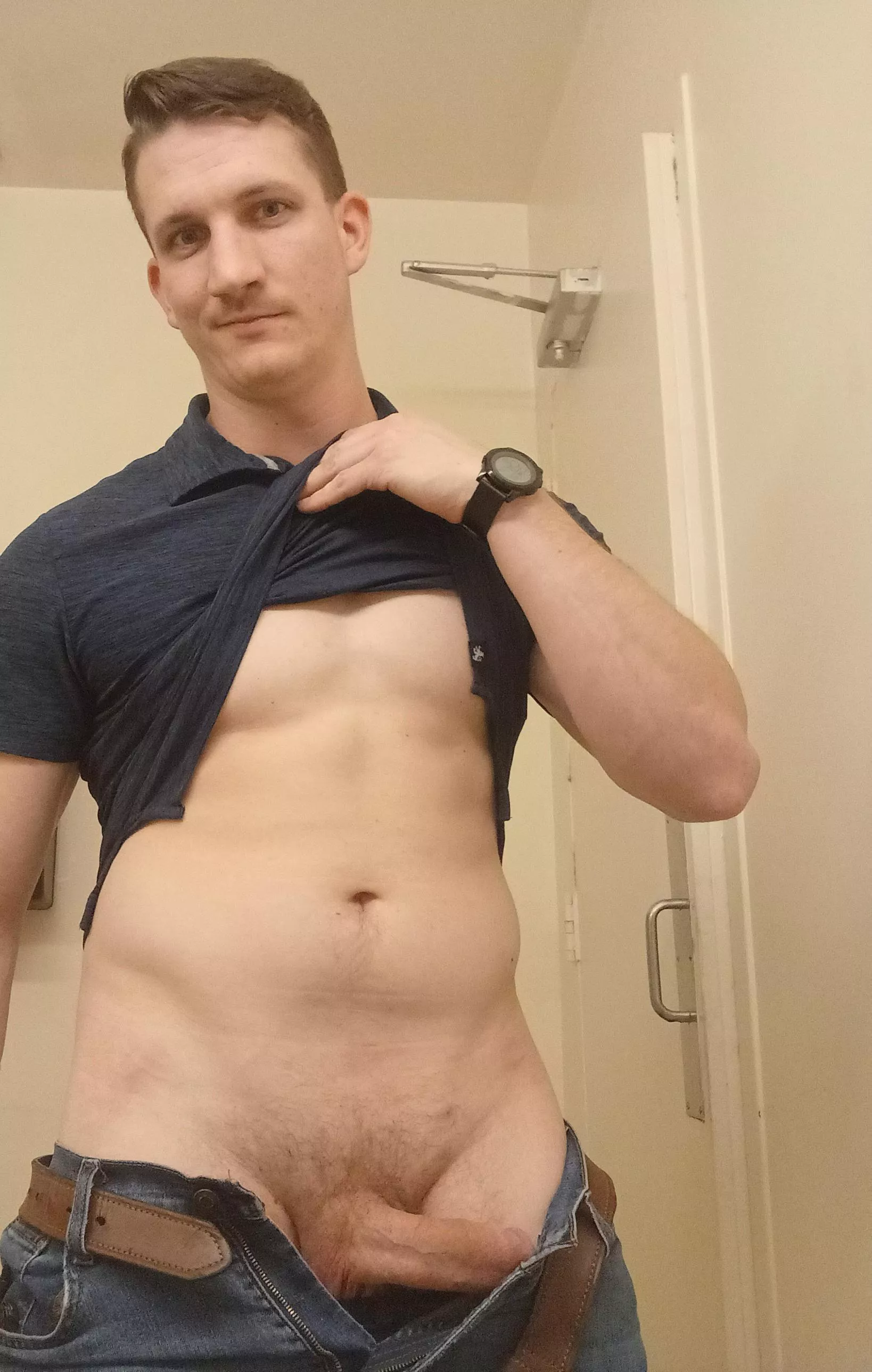 Come sneak off to the bathroom with me 😏