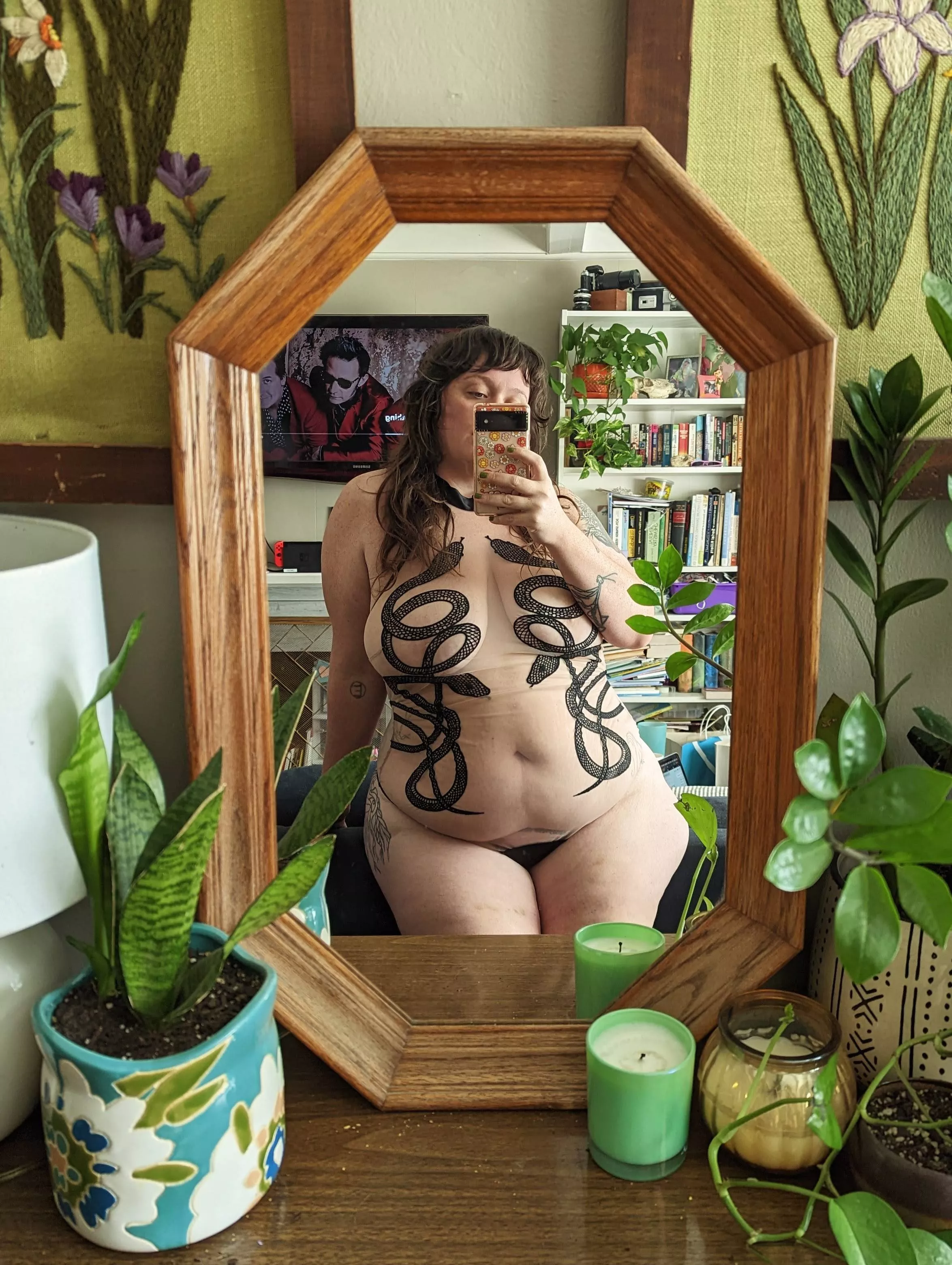 Don't know if I'm trying to show off my body, or my plants 🤷🏻‍♀️