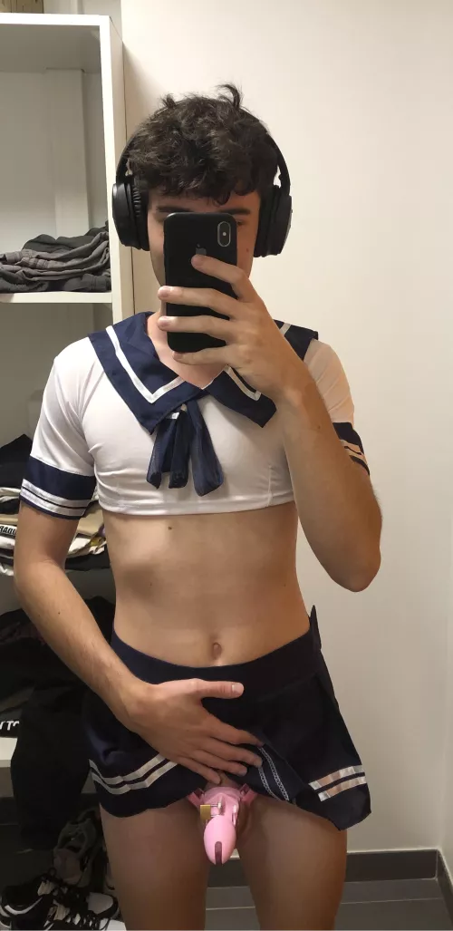 Having fun with this cute pink cage 🔐