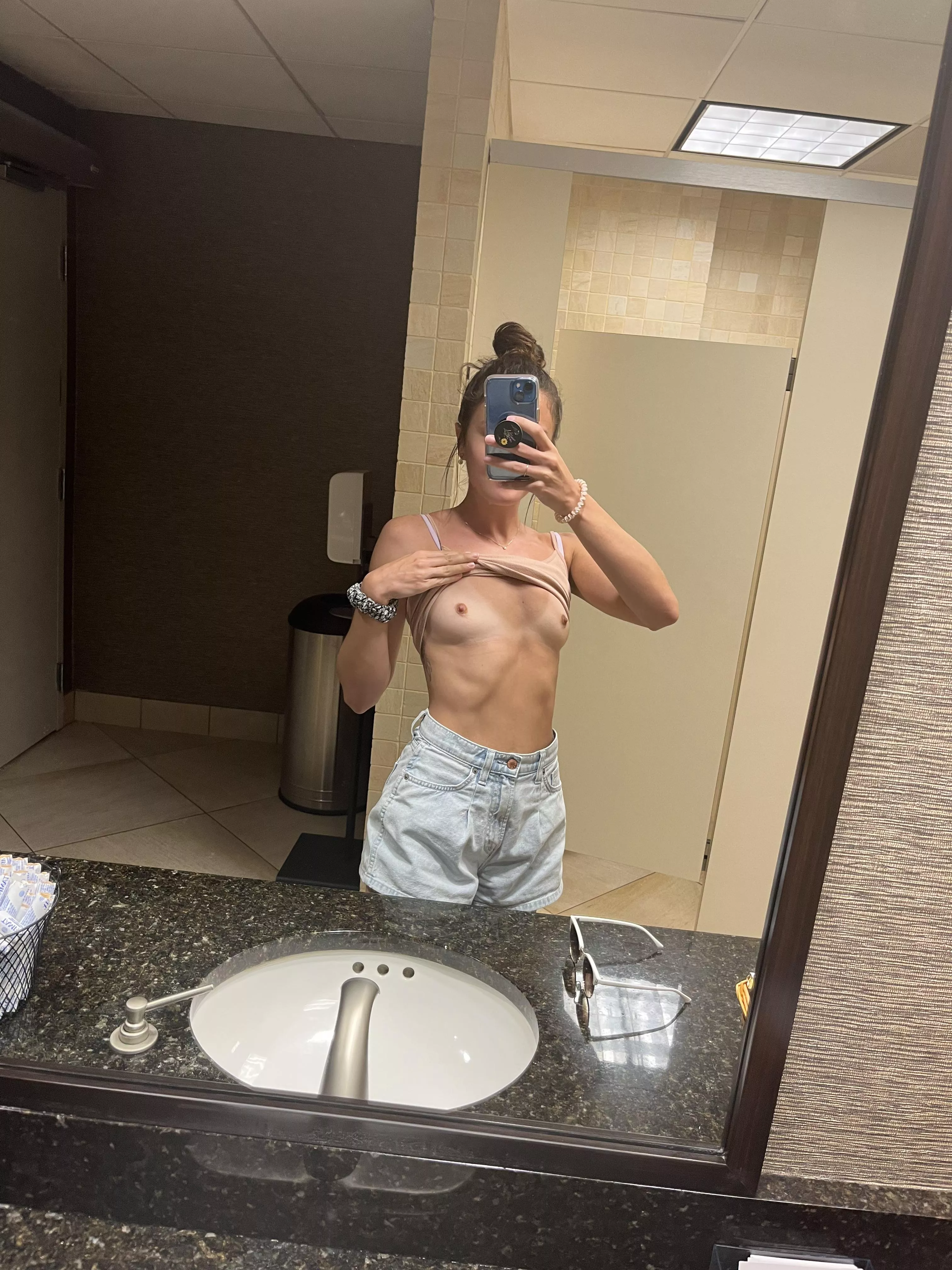 hotel lobby bathroom 🙈