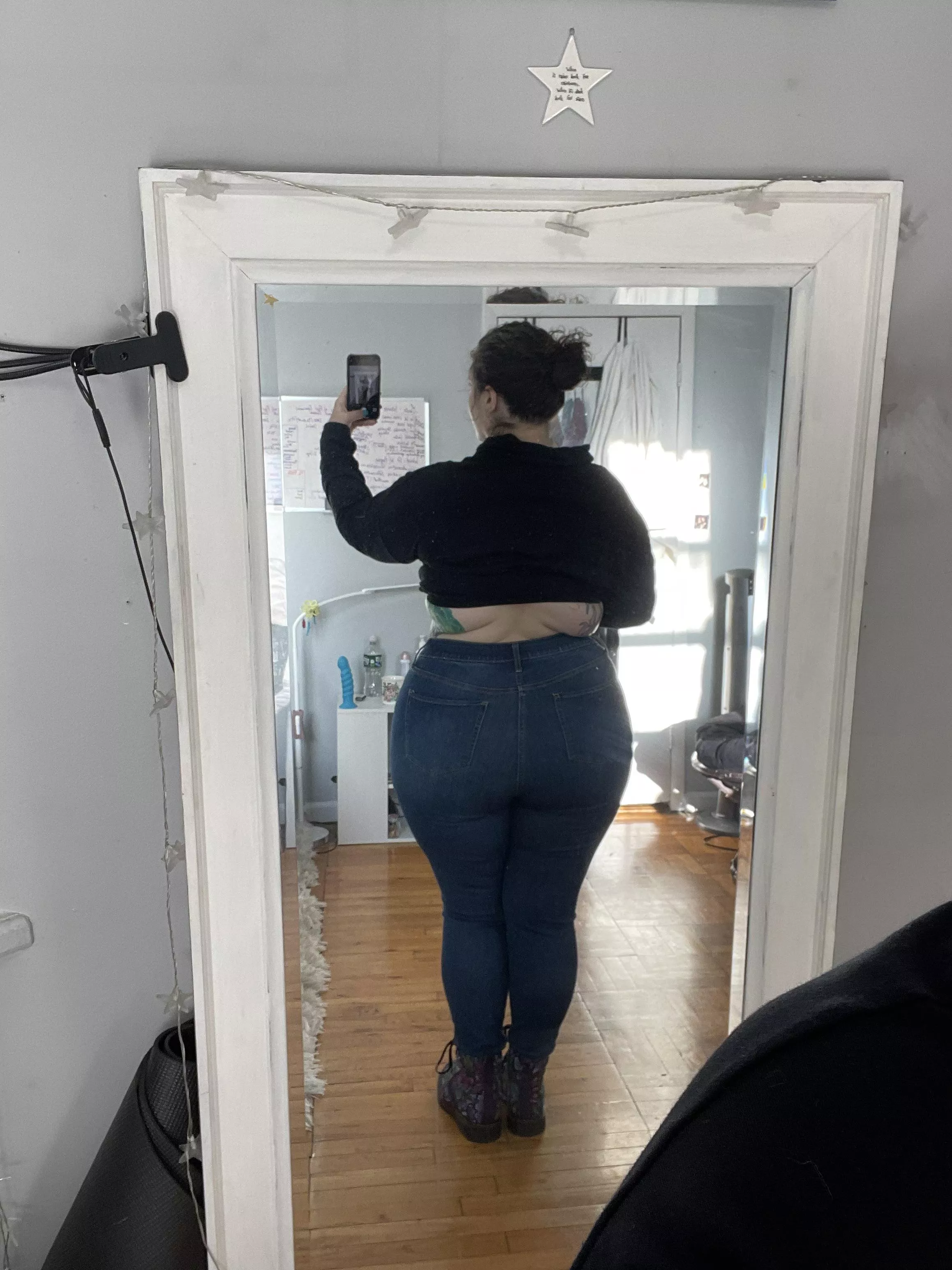 I can wear the fuck out of some milf jeans if I may say so myself 😅💅🏻