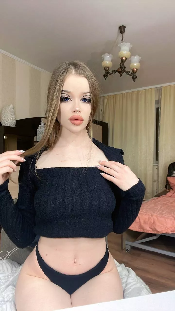 Wanna know what`s under my top? 😈 Free subscription