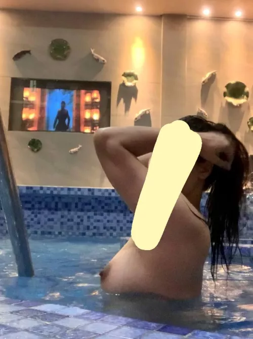 wild o(f) me to vid something like this in a public spa