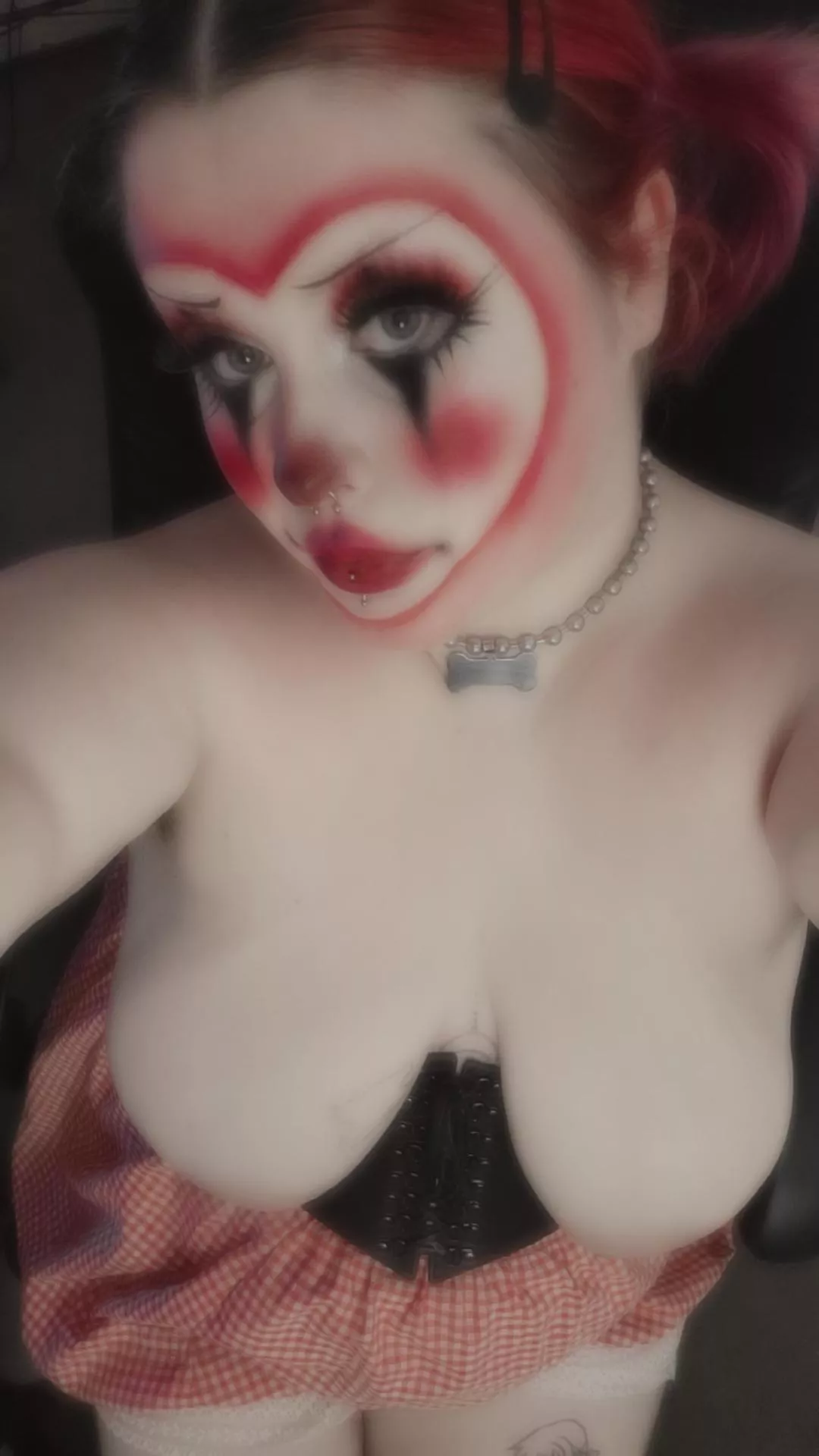 big tiddy goth clown gf? 👉👈❤️