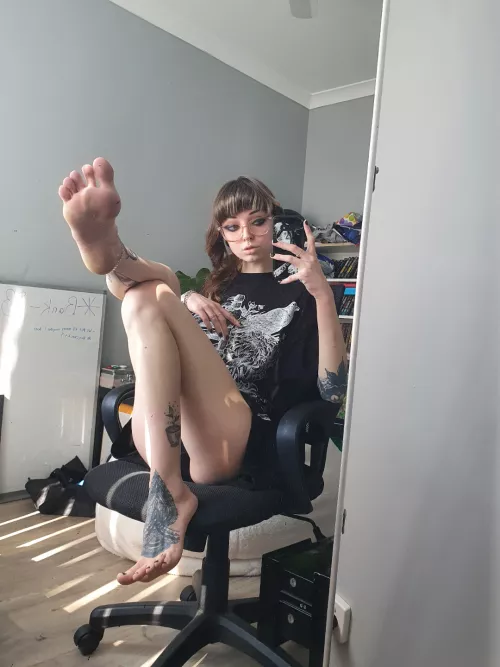Goth girl feet? 🤔
