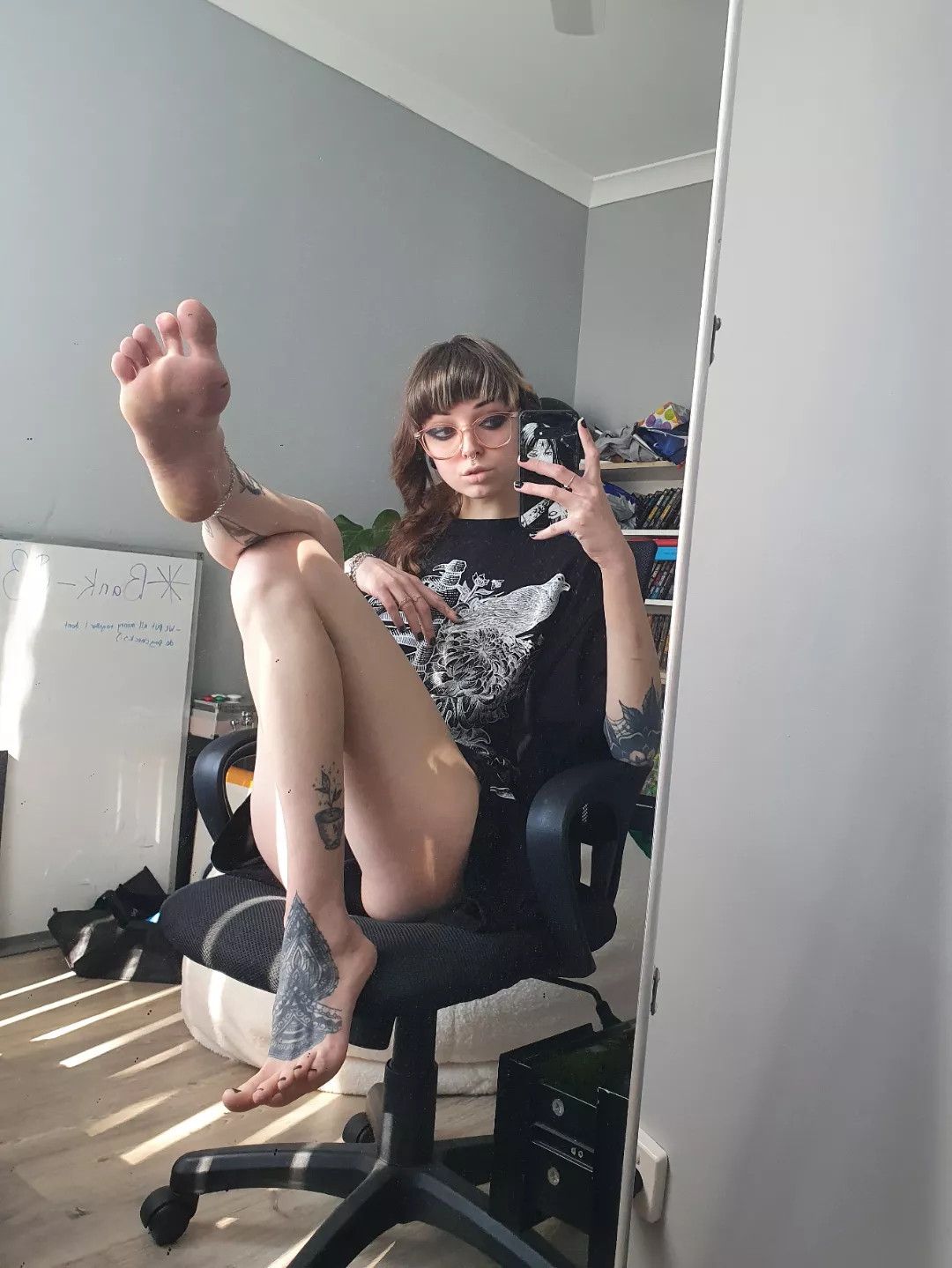 Goth girl feet? 🤔