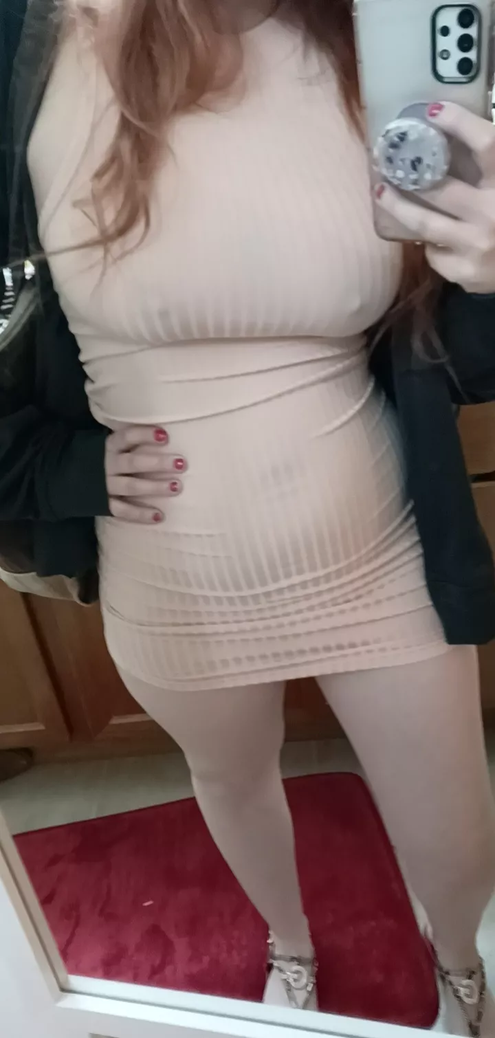 I love when my nipples poke through my dress 😈