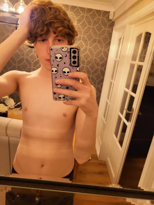 Just a shirtless pic sorry for the bad lighting 😅