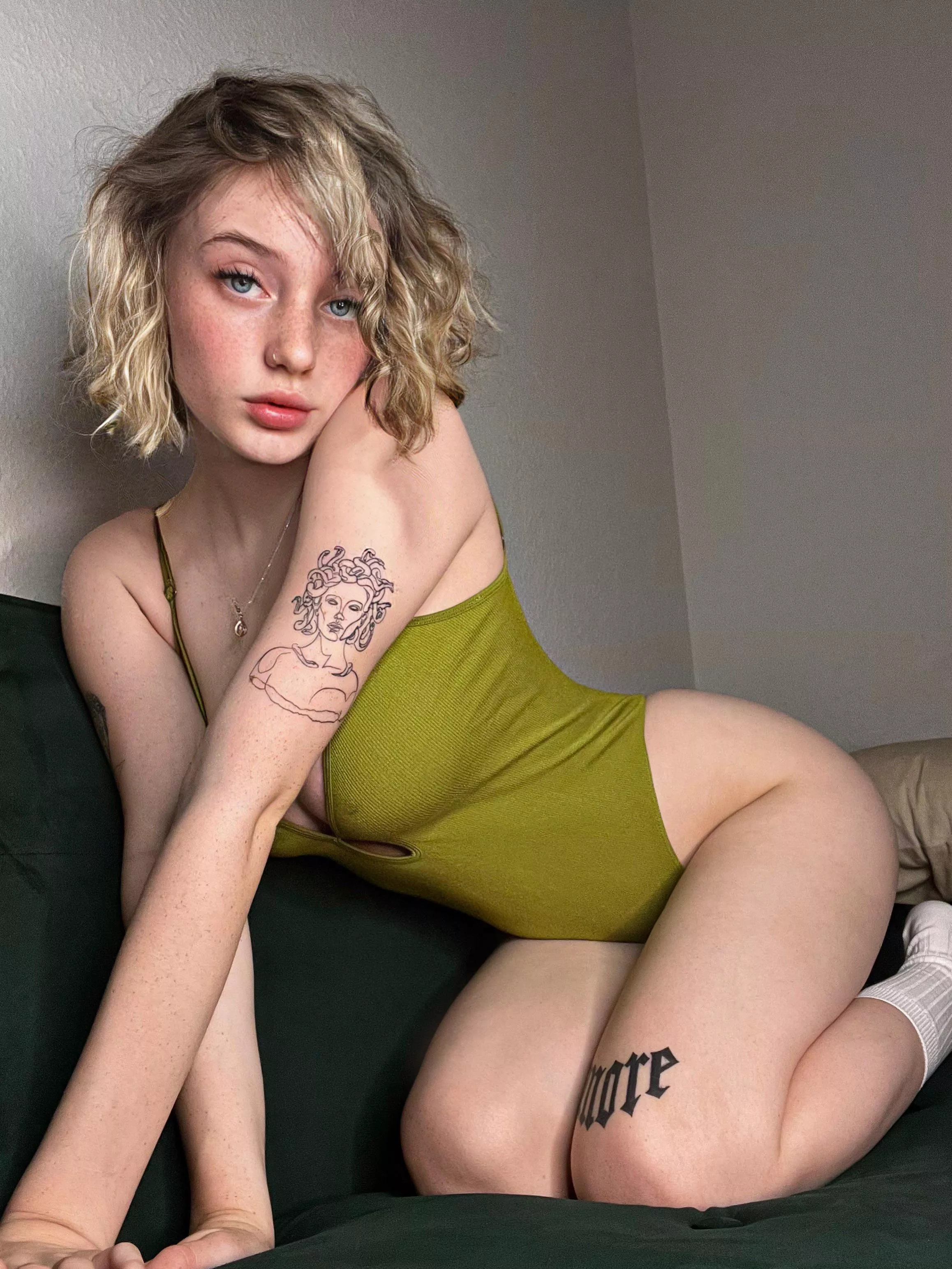 Let‘s watch some animes before we go to bed💦😋 don’t forget to check the links in the comments to see my dark side🔞