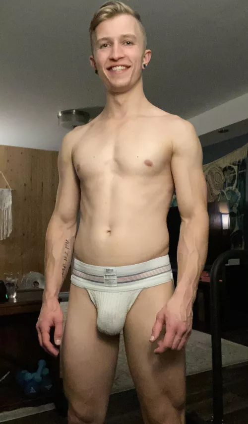 Someone needs to come worship this heavy bulge 🥴