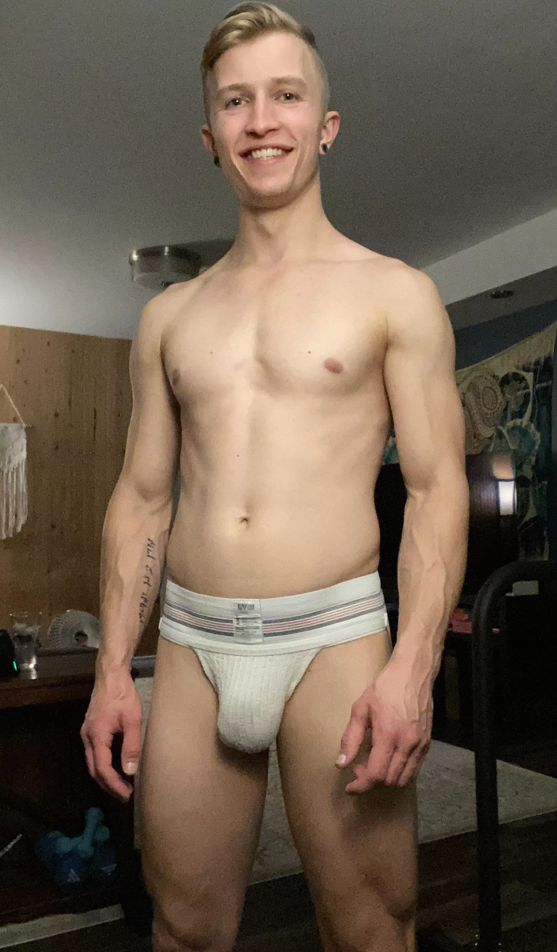 Someone needs to come worship this heavy bulge 🥴
