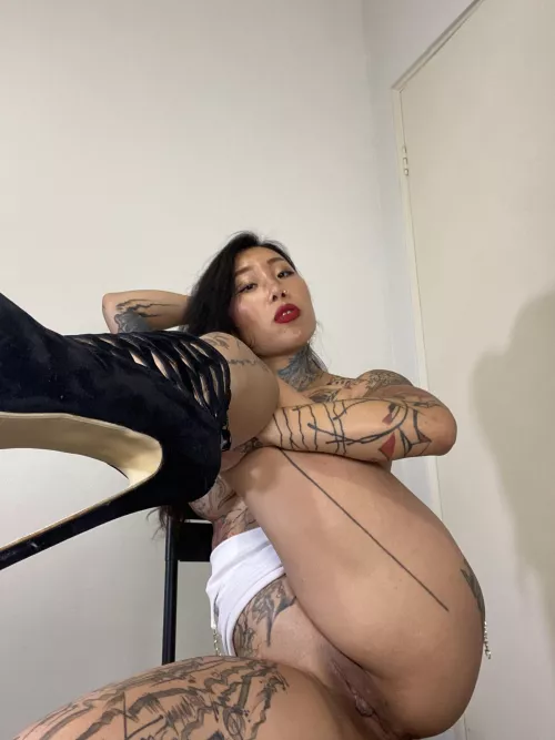 34dd boobs 23 waist, one kid mom, still sexy??