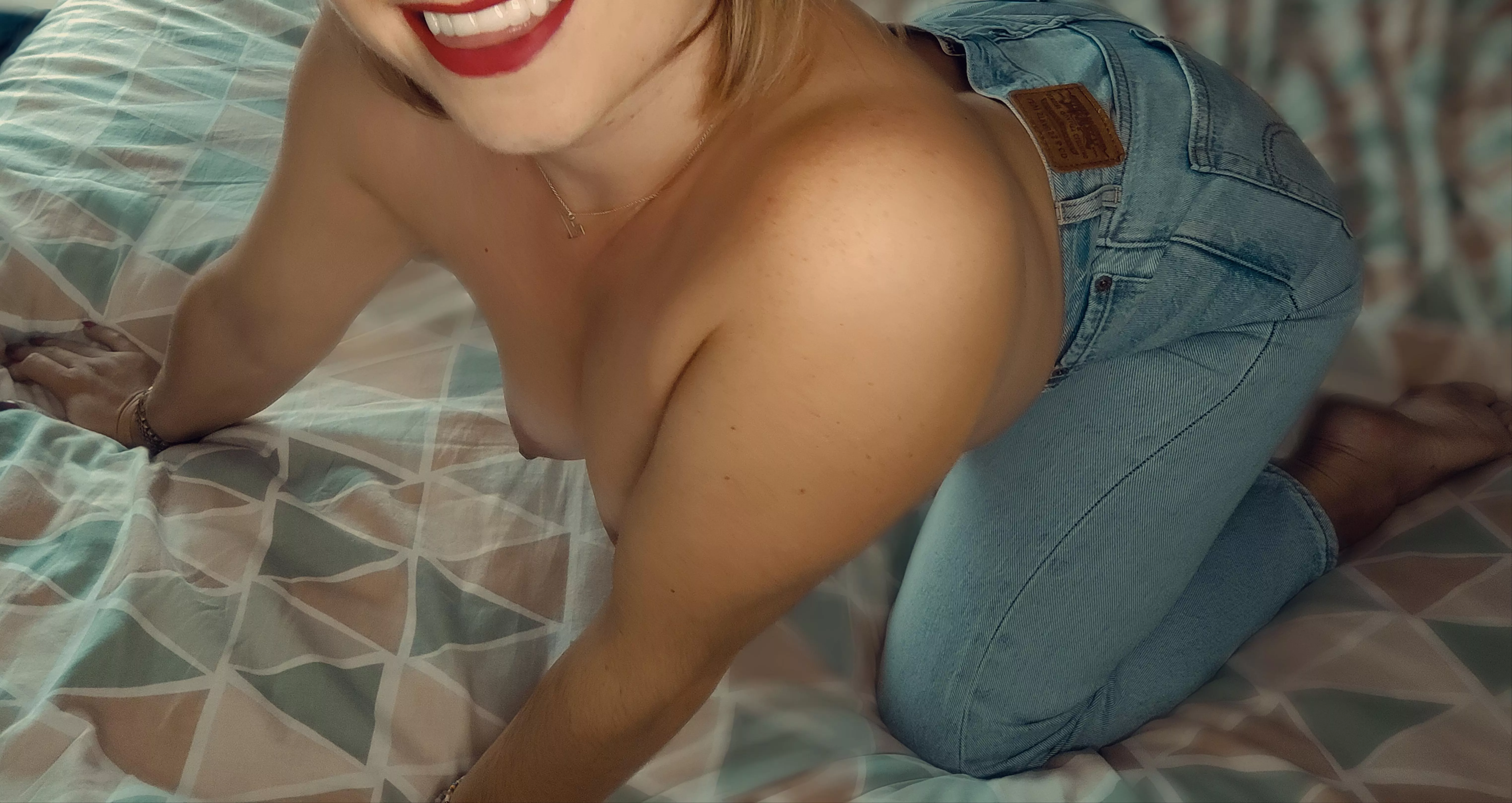 A jeans and some lipstick is all you need to look amazing! 👖💄🥰