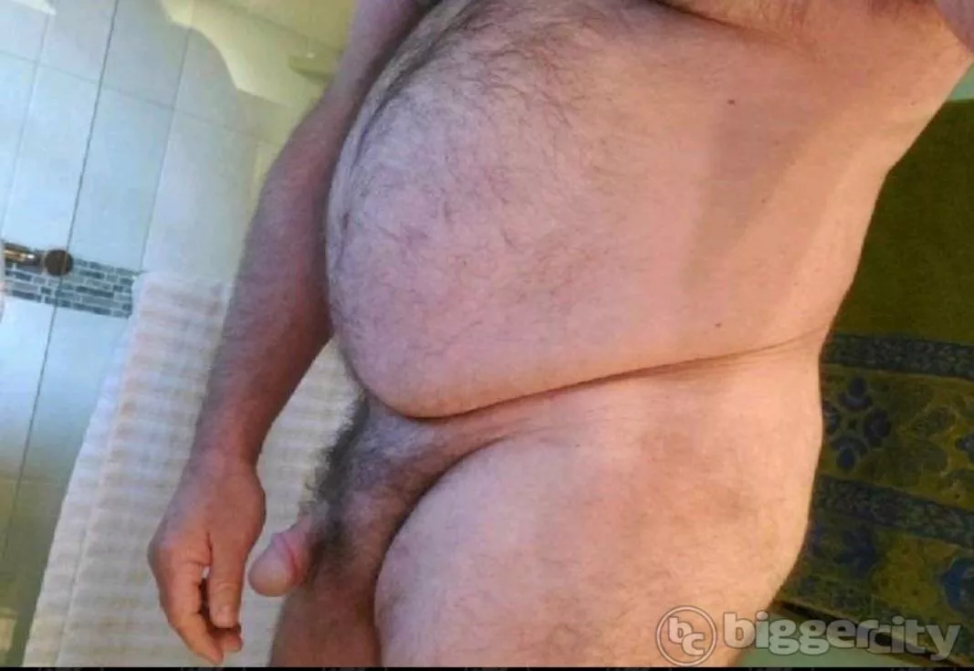 Any horny daddy bears for a bate today? Poppers ready. 😈 🐷