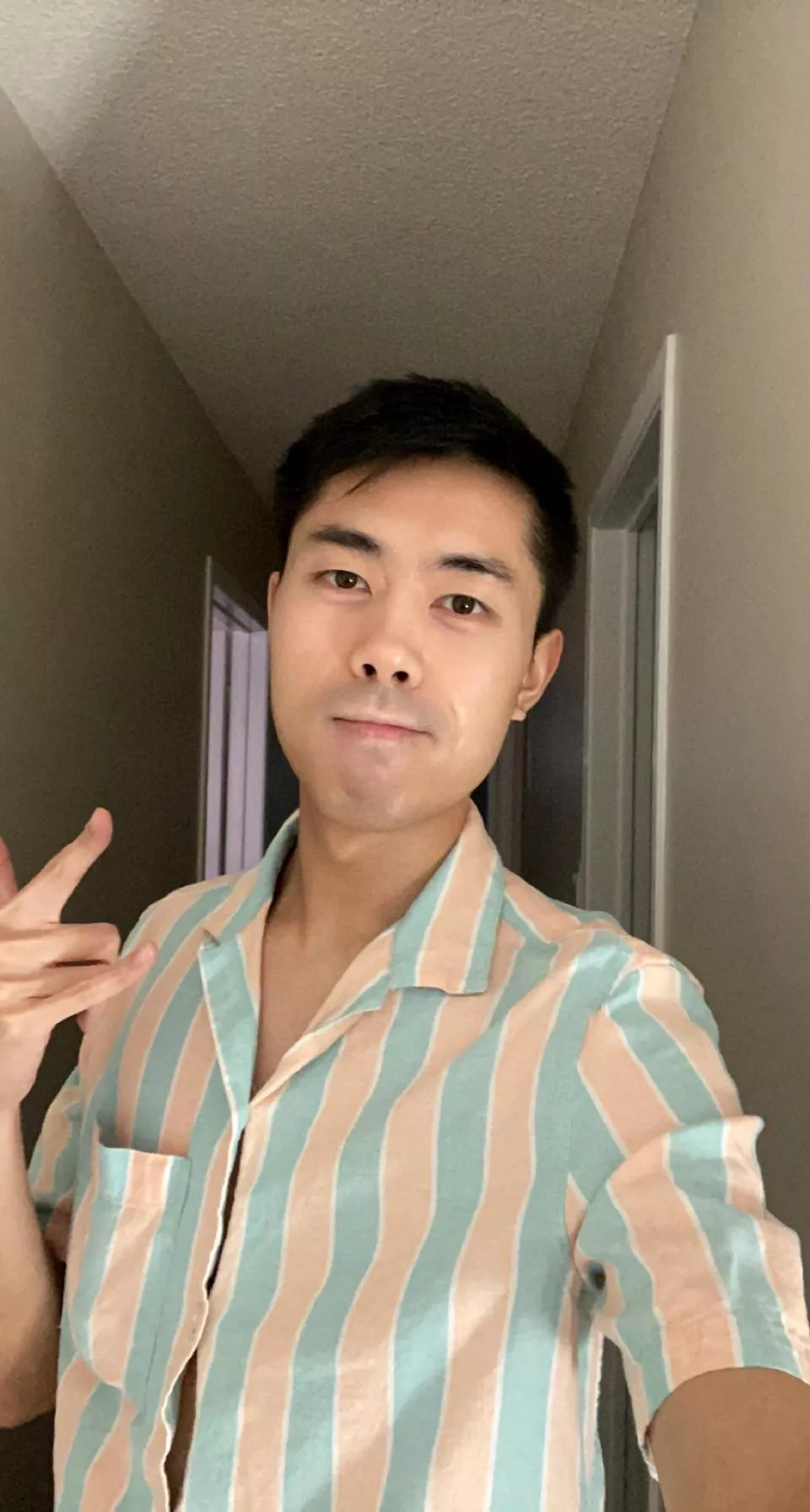 Canadian weather suddenly brought back T-Shirts 😳 Also, anyone playing OW2 or Fortnite?