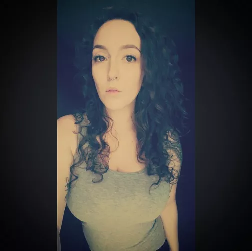 🤘🤘🤘 concert tonight! can't wait to get into a concert outfit! 👗