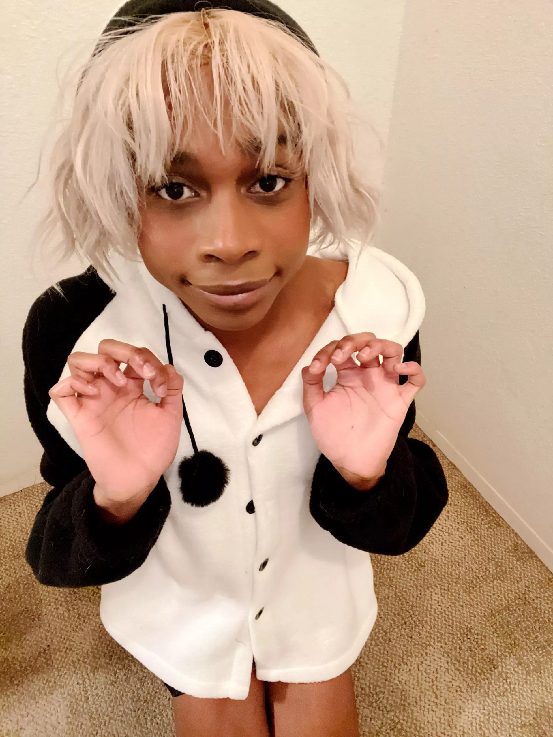 Happy femboy friday! Finally cold enough for hoodies ^.^