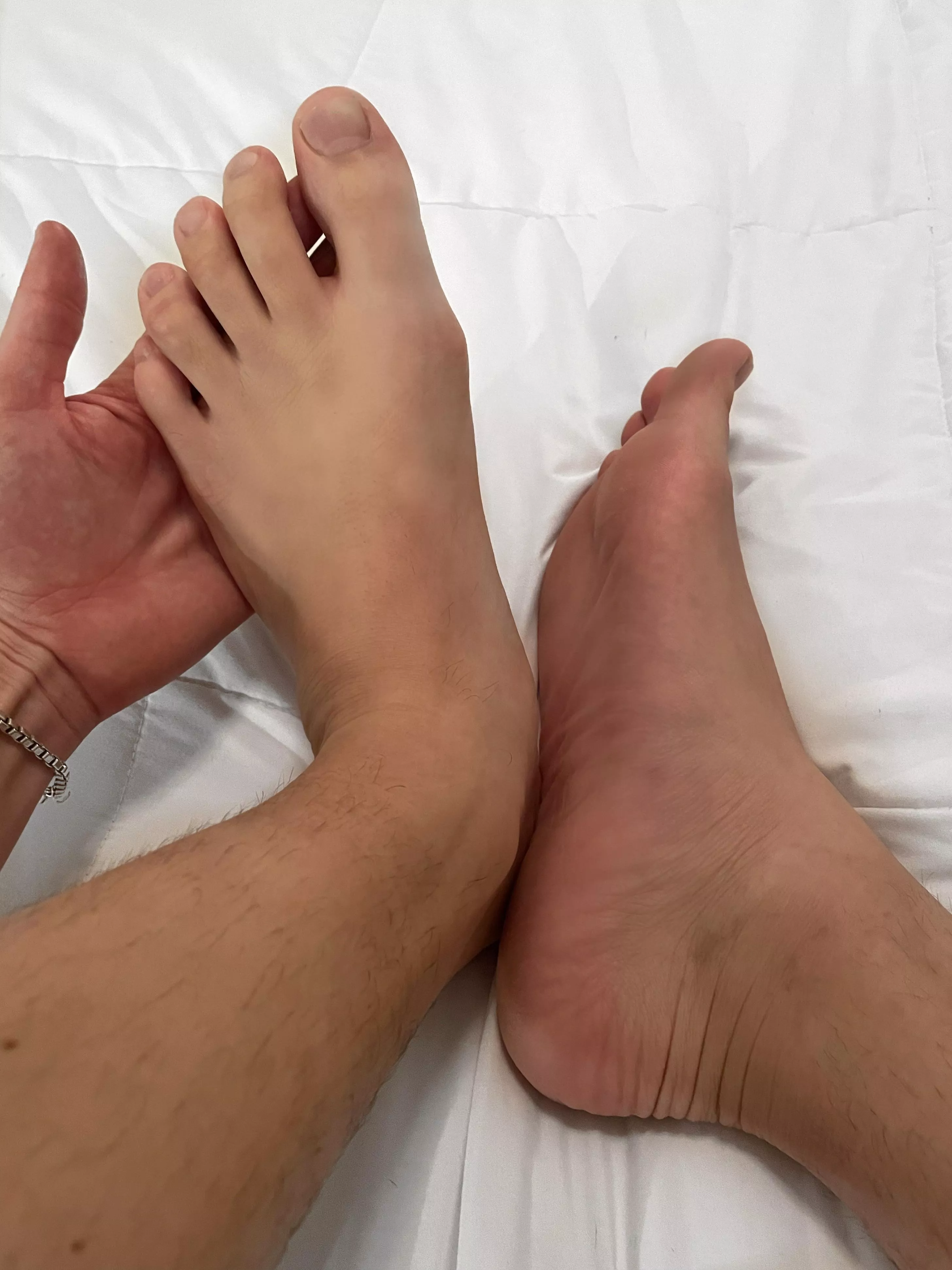 I need someone to suck these toes